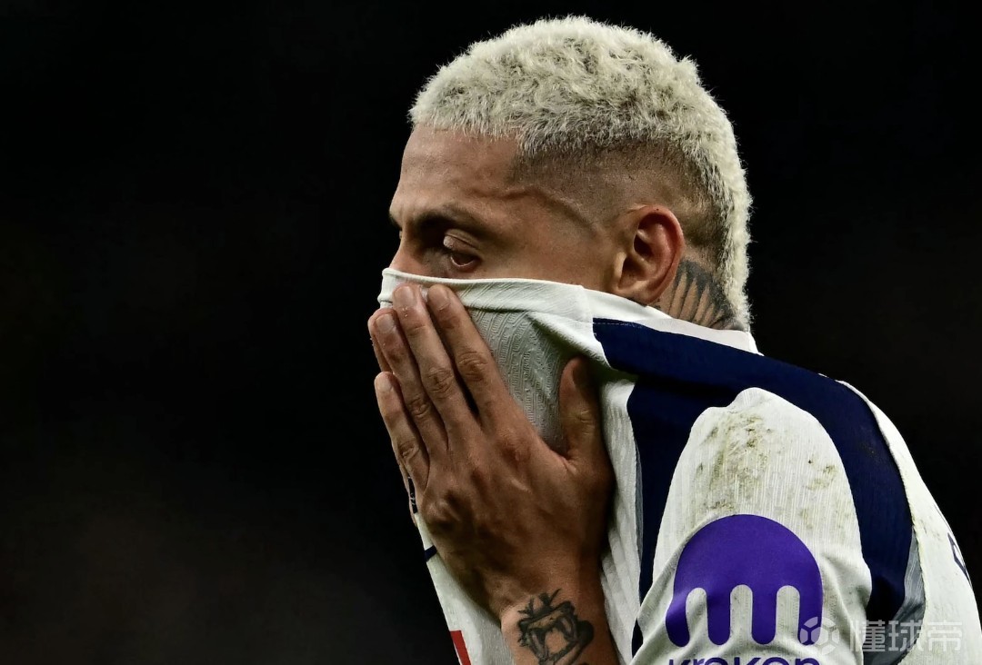 发泄不满，一位热刺球迷向在笔记本电脑前工作的分析师发火